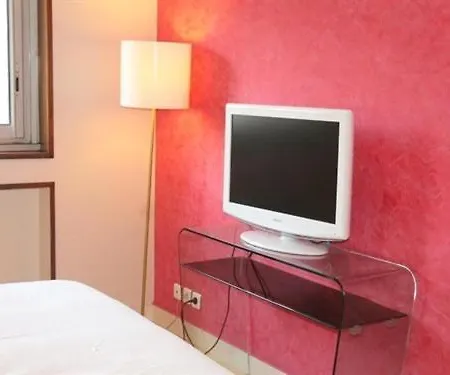 巴黎短期住宿公寓酒店 *